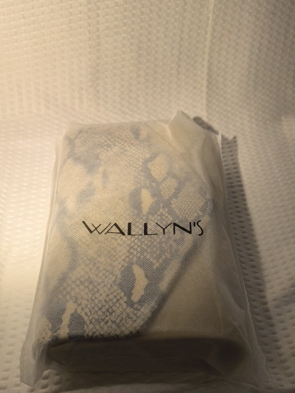 WALLYN'S Metallic Gold & Snake Print Envelope Convertible Bag. & Dustbag - Picture 11 of 11
